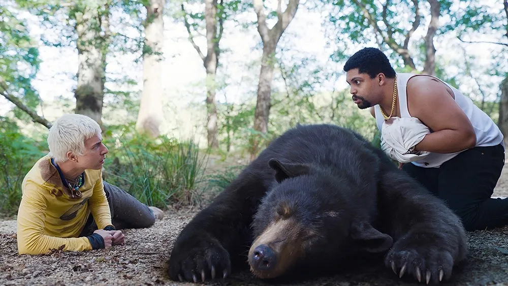 'O Urso do Pó Branco' mostra as aventuras de um animal que ingere acidentalmente uma grande quantidade de droga