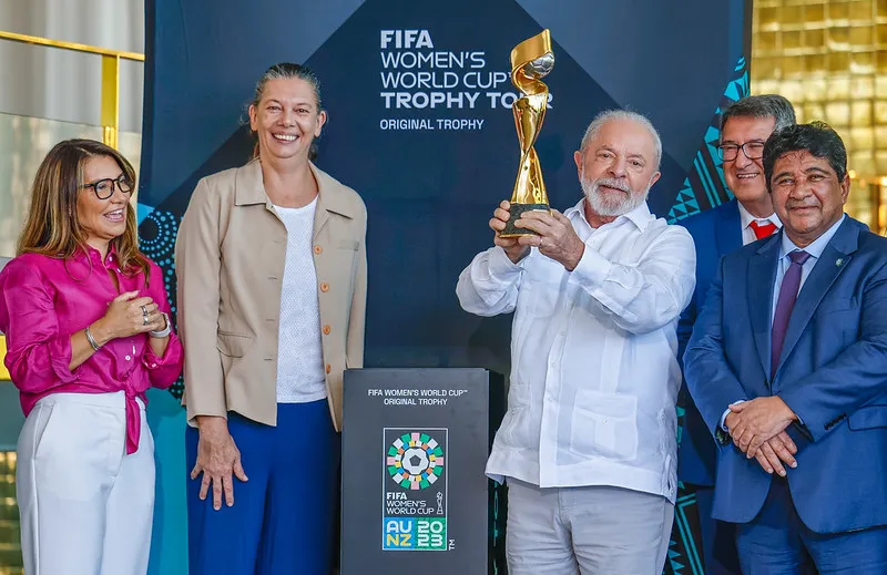 Lula com o presidente da CBF, Ednaldo Rodrigues, a ministra do Esporte, Ana Moser, e a primeira-dama, Janja