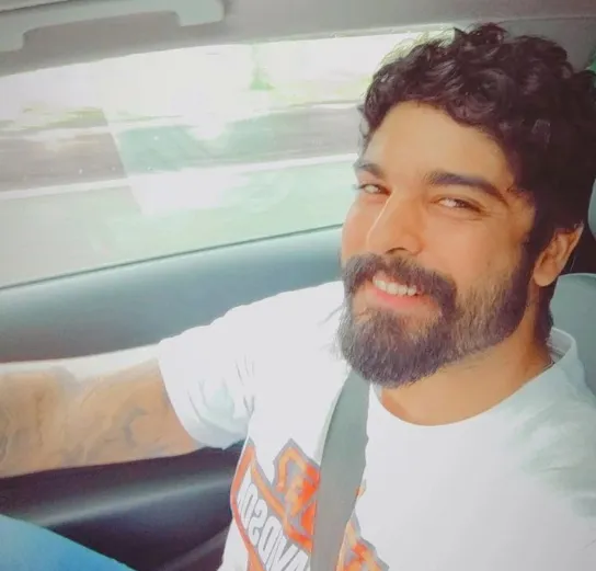 Bandidos encapuzados aparecem cercando o carro da vítima