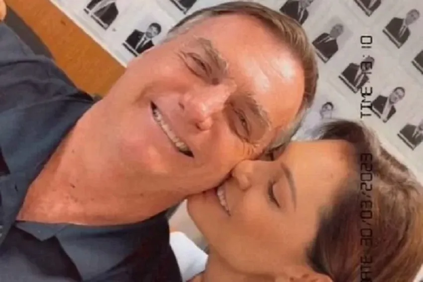 O ex-presidente foi recepcionado no aeroporto pela esposa, Michelle Bolsonaro