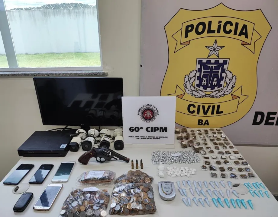 Foram encontrados um revólver calibre 38, porções de maconha, crack e cocaína, balança, R$827, câmeras e máquinas eletrônicas de jogo de azar