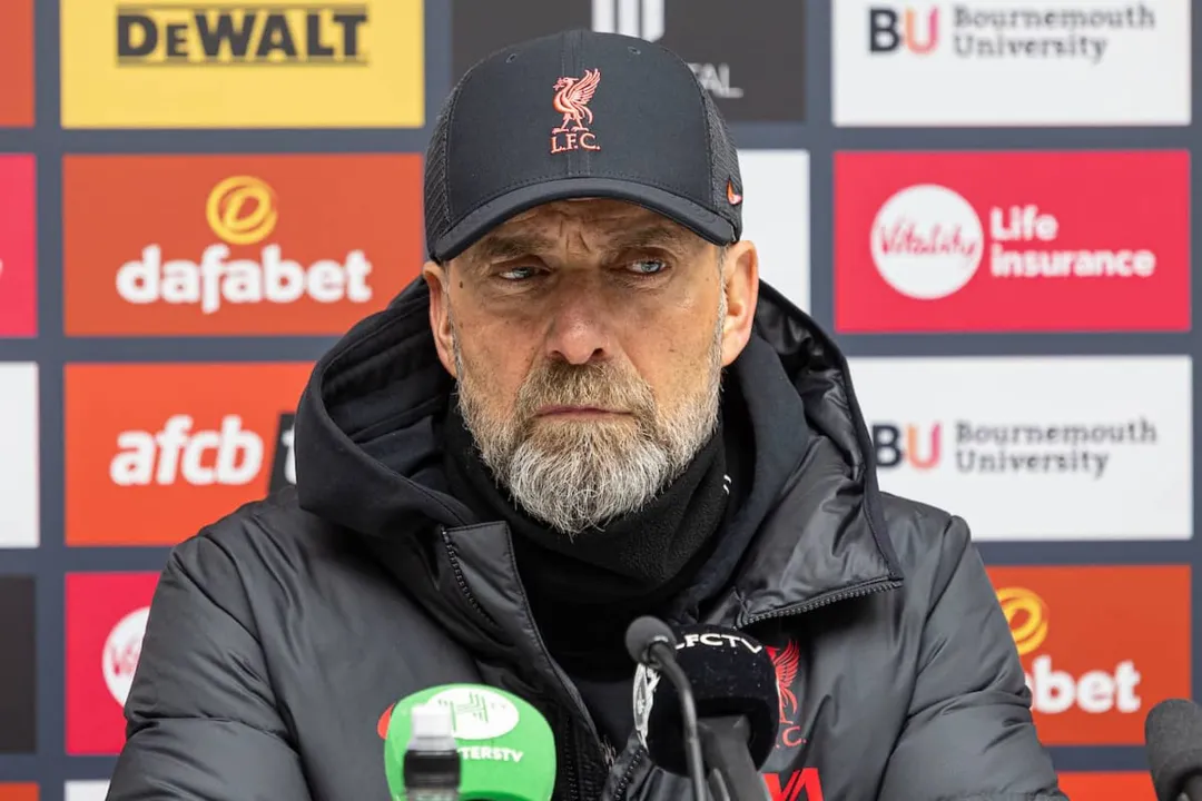 Jurgen Klopp foi atingido por objeto atirado no ônibus do Luiverpool