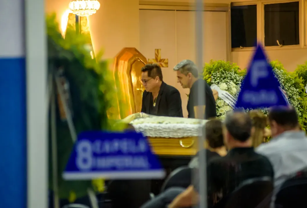 Leonardo passou toda a madrugada velando o corpo da mãe, D. Carmem