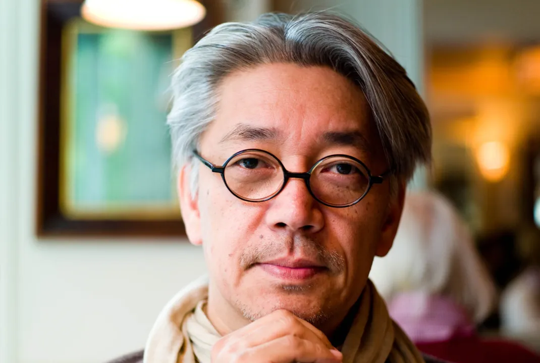 Ryuichi Sakamoto inovou com o uso de instrumentos eletrônicos na música de orquestra