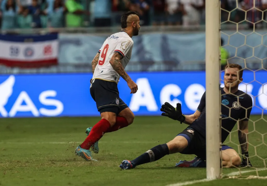 Everaldo fez gol e deu assistência na partida deste domingo