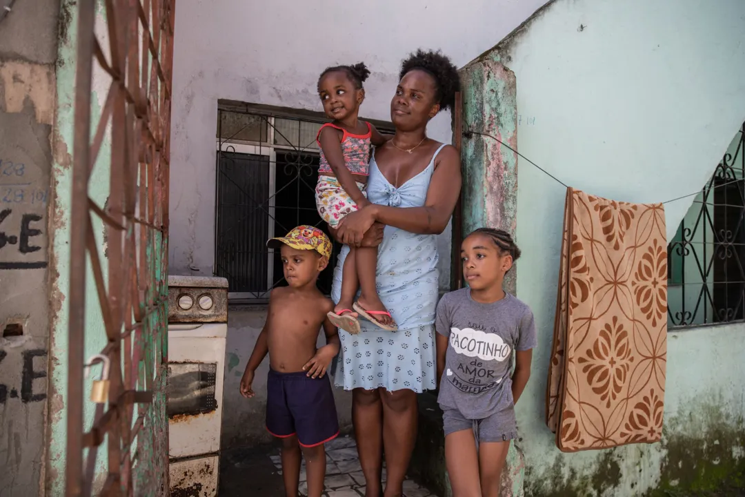 Mãe solo de três, Regilane Silva sonha com a casa própria