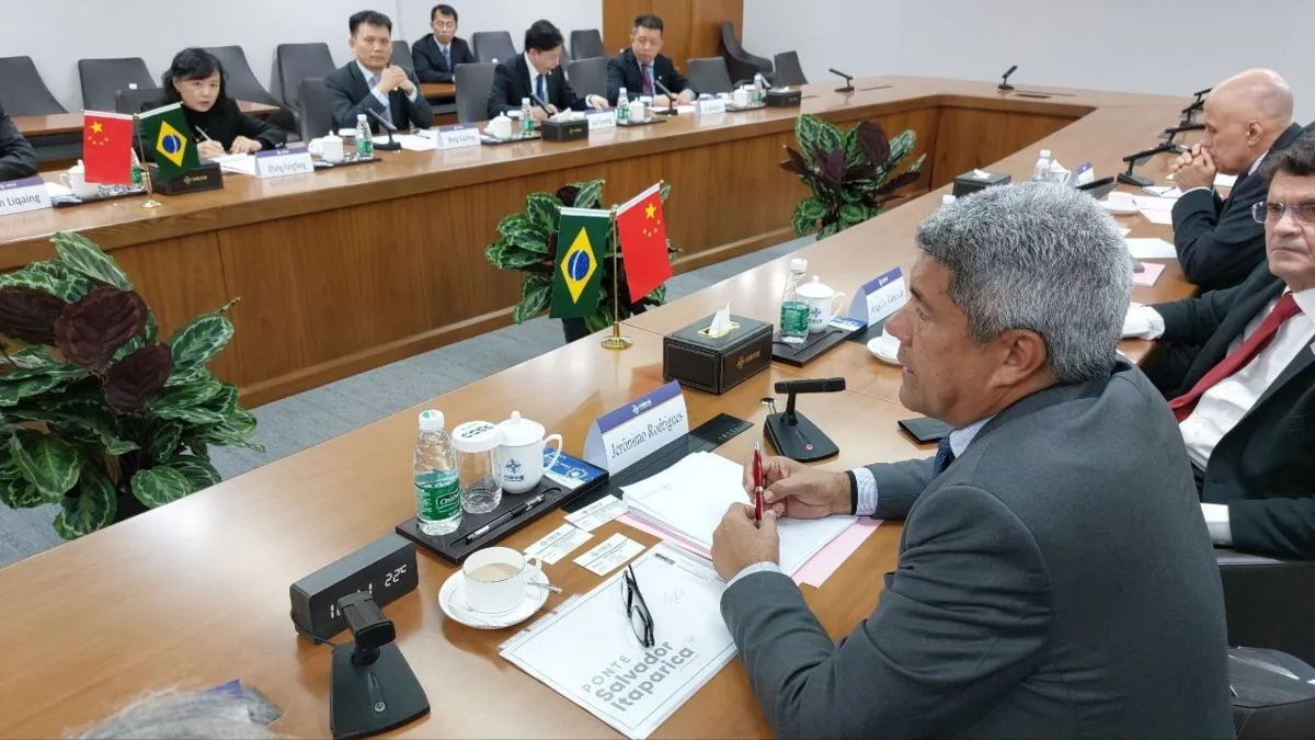 Na reunião, participaram Jerônimo, Sun Liqiang e representantes do Governo do Estado e da empresa chinesa CCCC
