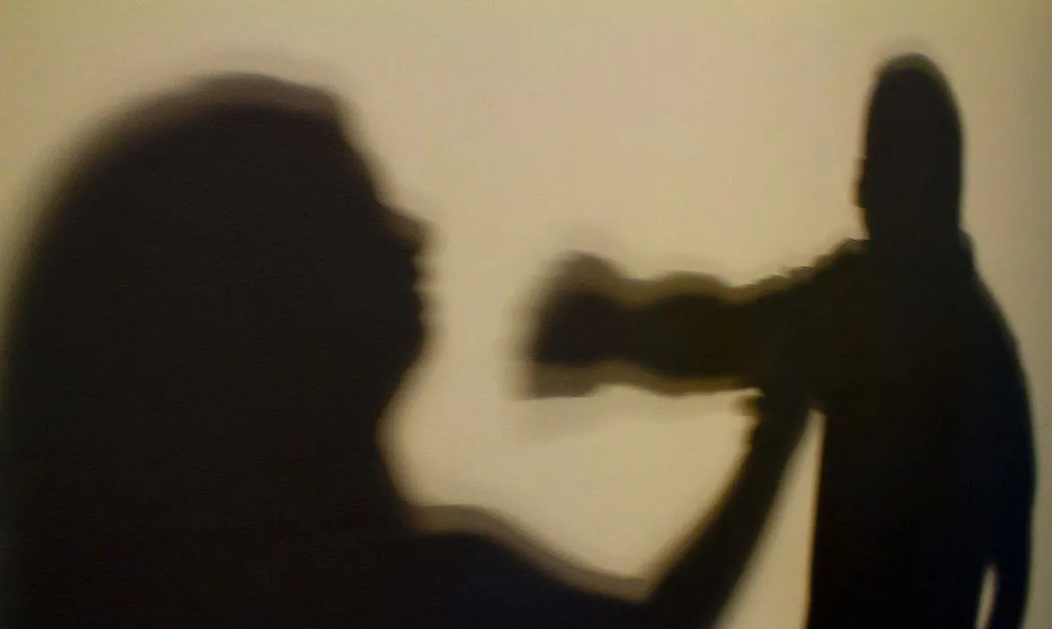 Denúncias de violência contra a mulher do Disque 180 podem ser feitas também pelo WhatsApp
