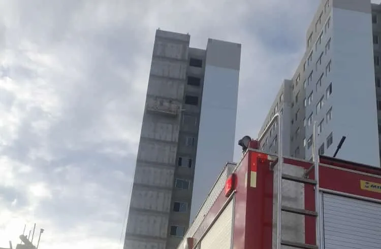 Os bombeiros utilizaram técnicas de salvamento em altura para o resgate