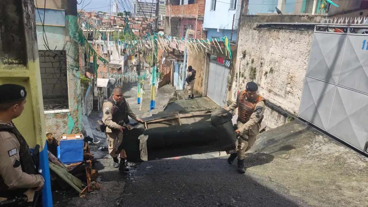 Policiais militares da 23ª Companhia retiram barricadas em Salvador