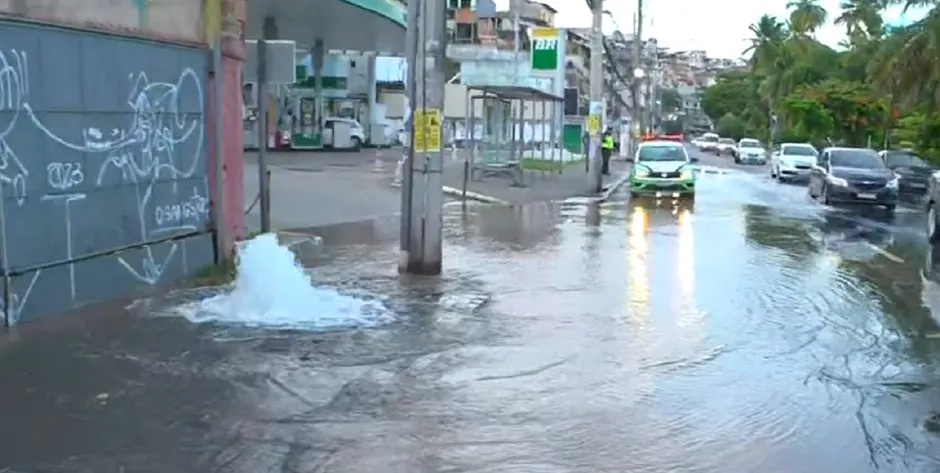 Vazamento ocorre próximo a um posto de gasolina, no sentido da Avenida Bonocô