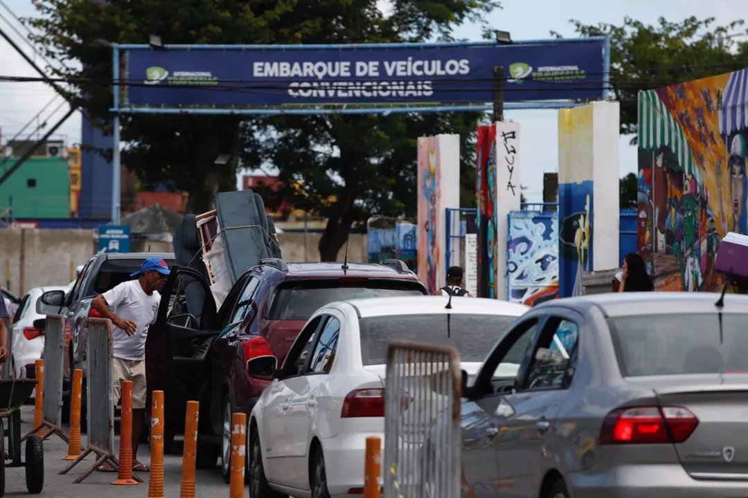 Para quem vai embarcar com carro, seja hora marcada ou a fila tradicional, o volume de veículos também foi menor nesta manhã.