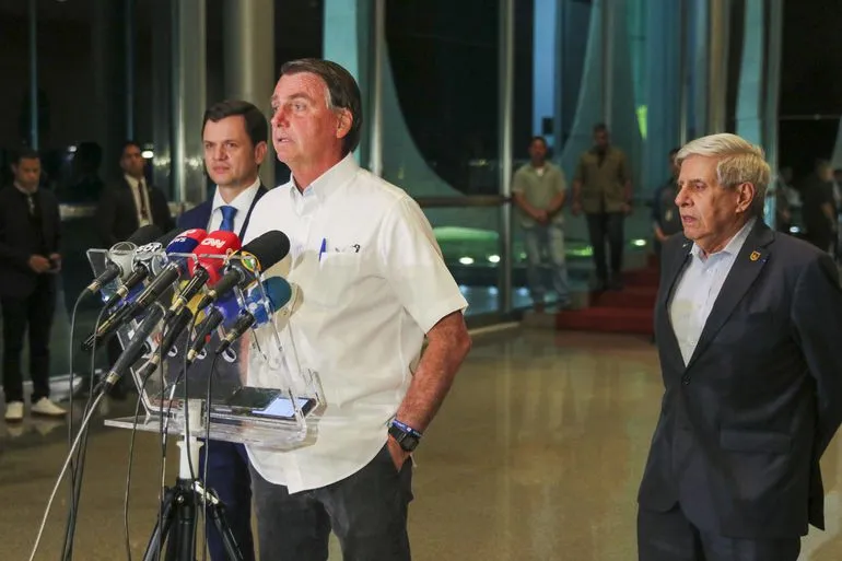 Ex-presidente Jair Bolsonaro e na presença do ex-justiça Anderson Torres