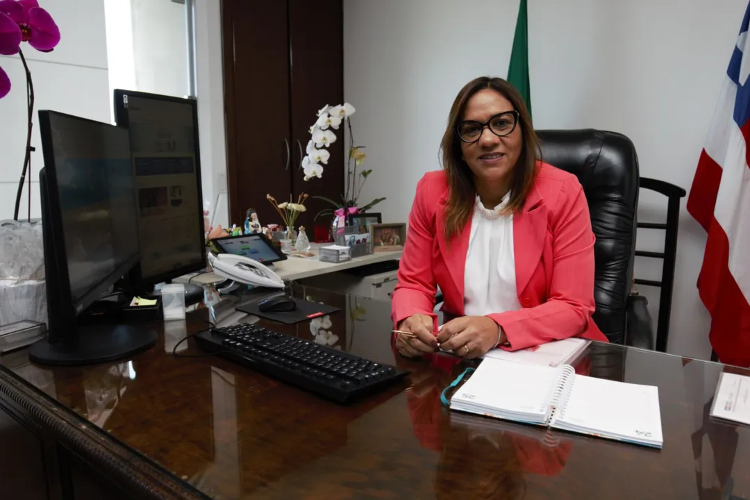 Roberta Santana, secretária de Saúde, participou de entrega de cestas básicas em Feira de Santana