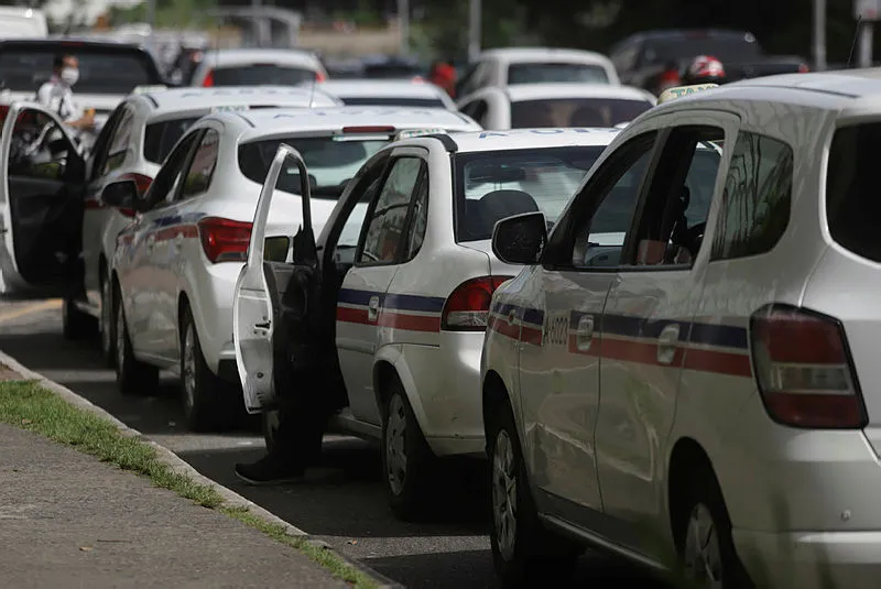 Vítimas foram rendidas por suspeitos armados