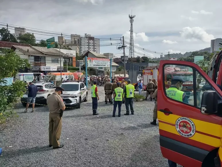 Após o ataque, ele saiu da unidade de ensino, se dirigiu a um quartel policial e se entregou