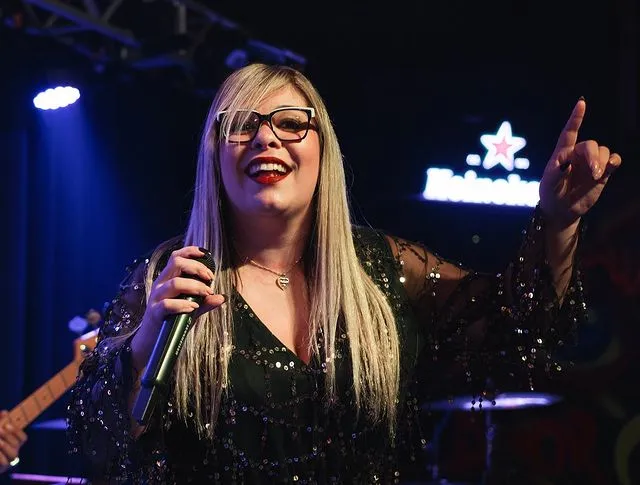 Val canta em bares há mais de 15 anos e tem desenvolvido um tributo em homenagem à artista em shows pelo Brasil