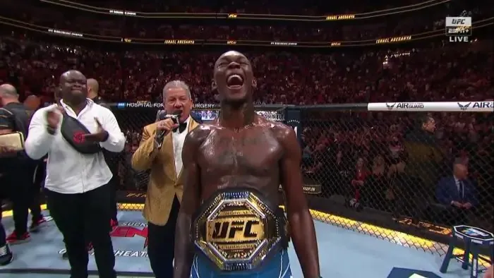 O nigeriano Israel Adesanya celebra a conquista do cinturão do do UFC 287