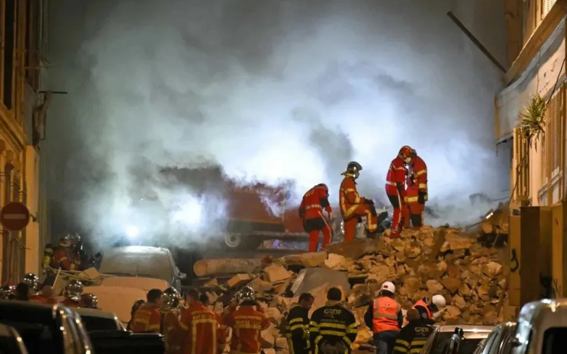 Conforme o relato de moradores, um incêndio também atingiu os escombros do imóvel