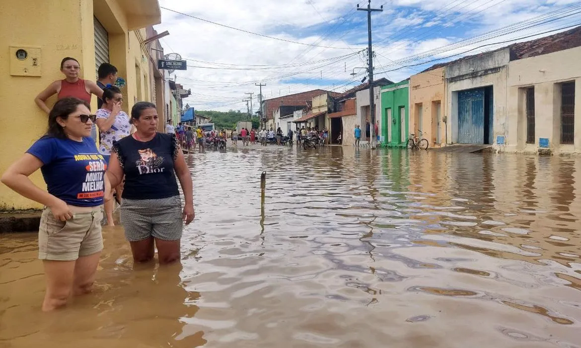 Não houve vítimas, nem destruição de casas. Apenas pessoas desalojadas, que tiveram perdas materiais, como móveis, disse o tenente-coronel. “Tudo isso causa bastante prejuízo e a cidade fica muito suja, com lama. Destruição mesmo não teve”. Uma equipe do Corpo de Bombeiros e da Defesa Civil permanece no local para ajuda à população.

Amanhã (10), Haroldo Gondim anunciou a chegada em Farias Brito de técnicos de barragem para avaliar a segurança das demais barragens particulares existentes na região e que podem causar o mesmo transtorno. “Vai ser feita avaliação onde merece ser feita”.

Segundo o coordenador estadual, existe preocupação com relação ao distrito de Cariutaba, situado na parte baixa da cidade, que já está, inclusive, com nível de águas elevado. Devido à sua localização, esse distrito recebe o excesso de água do rio que banha o restante da cidade.

Após o trabalho de mitigação da situação do município afetado, deverá se proceder à identificação do proprietário da barragem que rompeu, visando possível