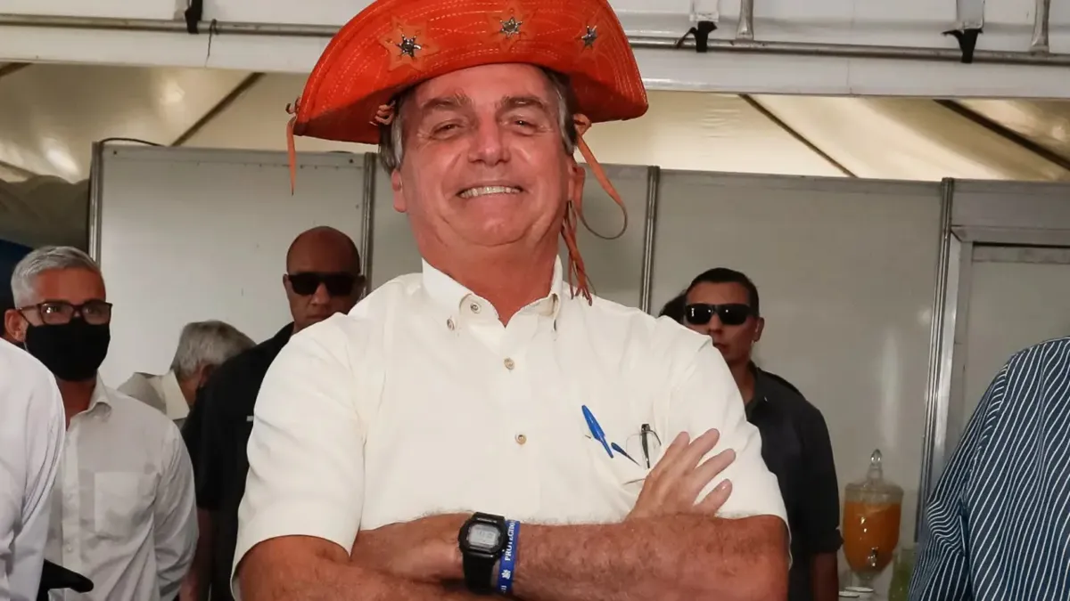 Bolsonaro com chapéu de couro durante visita ao Nordeste