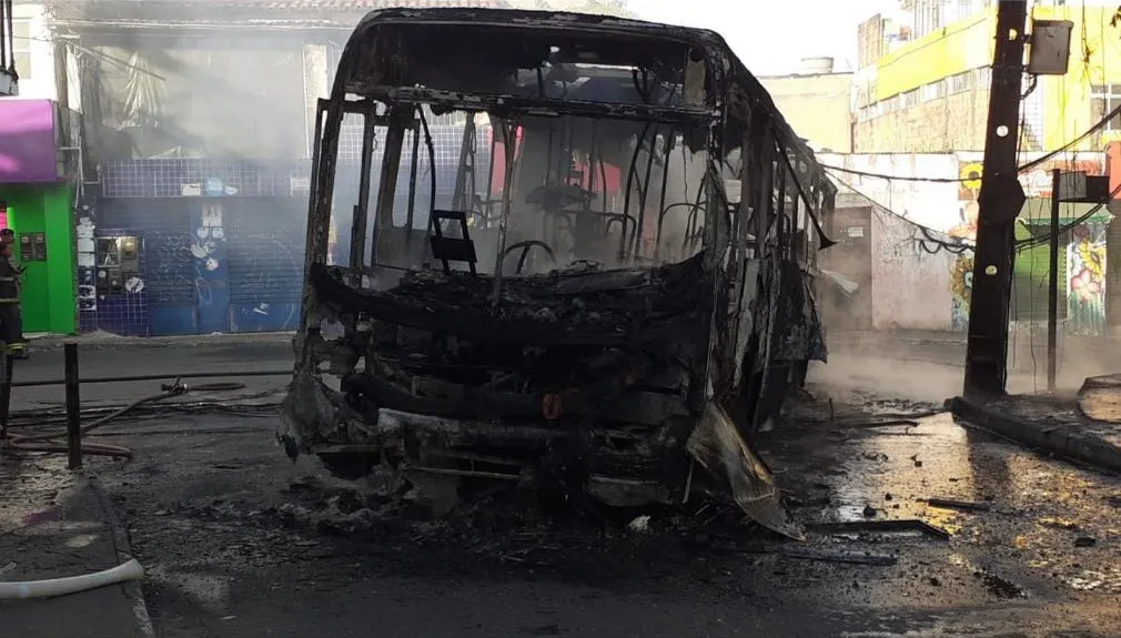 Por volta das 7h40, o Corpo de Bombeiros informou ter debelado o fogo do ônibus