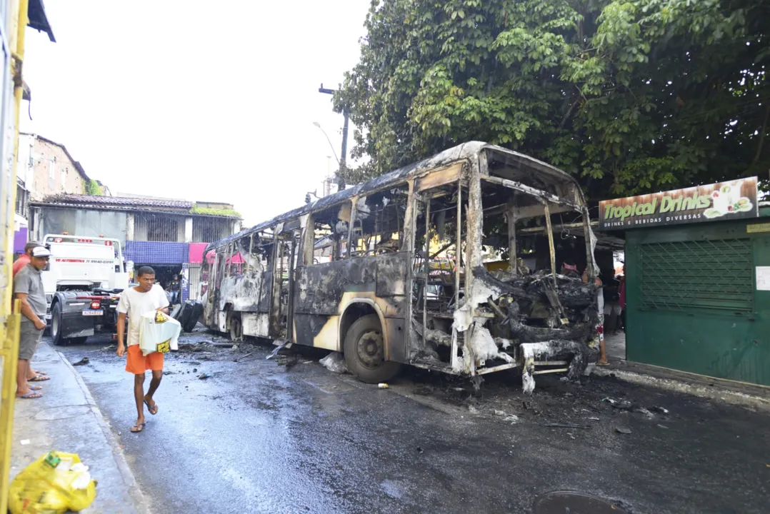 Fogo no ônibus foi debelado pelo Corpo de Bombeiros