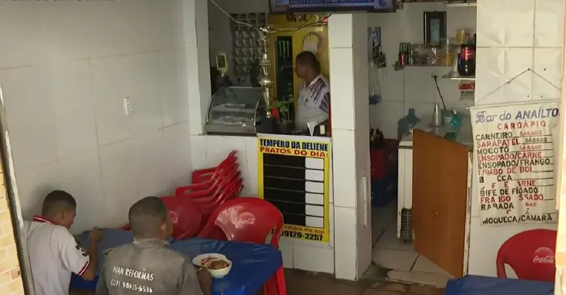 Proprietário do bar relatou que os acusados agrediram uma cliente com coronhadas