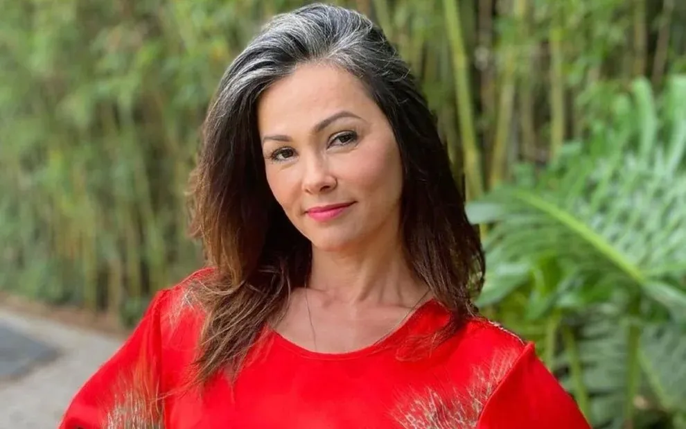 Suzana Alves volta a usar máscara famosa da 'Tiazinha'