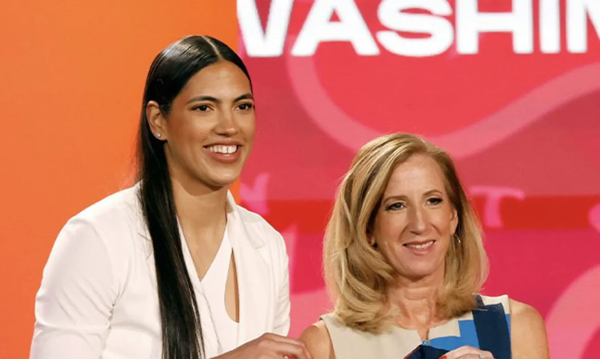 Stephanie foi escolhida inicialmente pelo Washington Mistics, que depois a trocou com o Dallas Wings