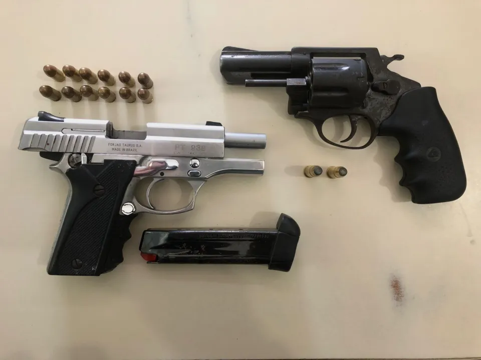 Na operação, a polícia encontrou uma pistola e um revólver utilizados pelos assaltantes.
