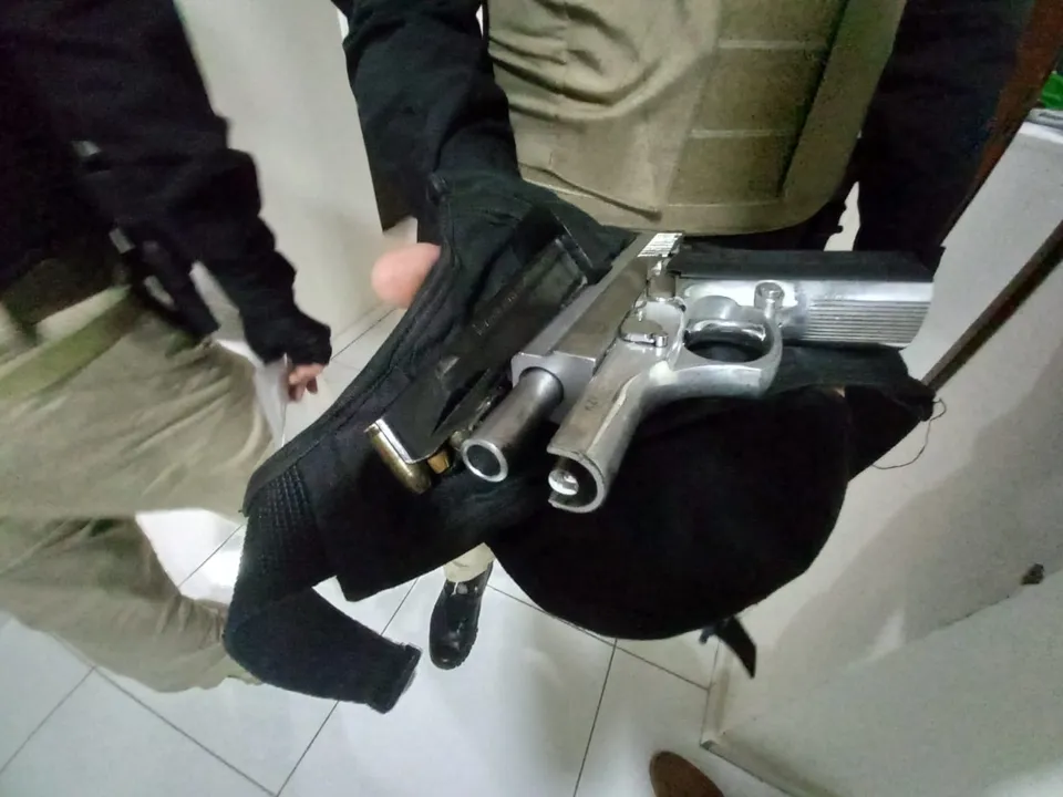 Arma encontrada na casa do ex-policial