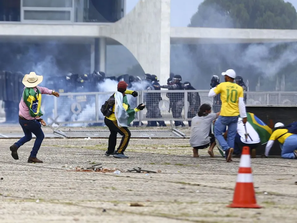 O fato de o Comando Militar do Planalto e o Batalhão da Guarda Presidencial serem unidades responsáveis pela segurança do Palácio do Planalto levantou suspeitas sobre colaboração de militares com as invasões cometidas por apoiadores de Jair Bolsonaro (PL)