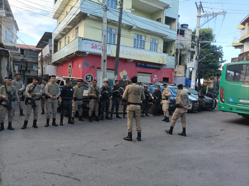 Policiais no bairro na manhã desta quarta