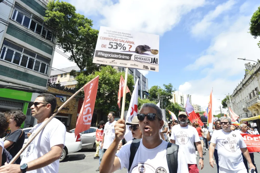 O ato começou por volta das 9h30, com concentração na praça do Campo Grande, centro da capital baiana