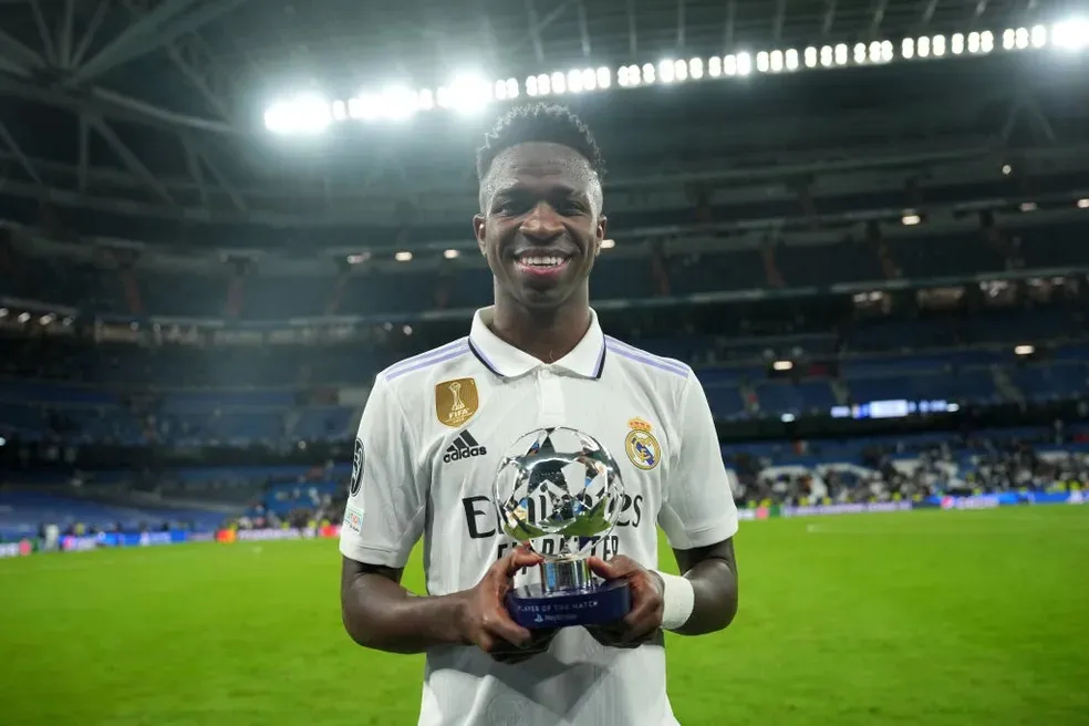 Vinícius Júnior com o troféu de melhor em campo contra o Chelsea, no Santiago Bernabeu