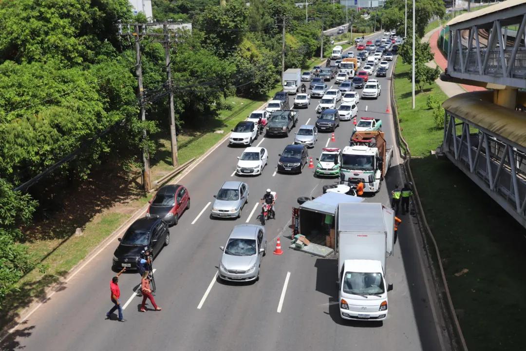 Ainda não há informações sobre quem são as vítimas, no entanto, as três pessoas foram socorridas pelo Serviço de Atendimento Móvel de Urgência (Samu) e sofreram ferimentos leves.
