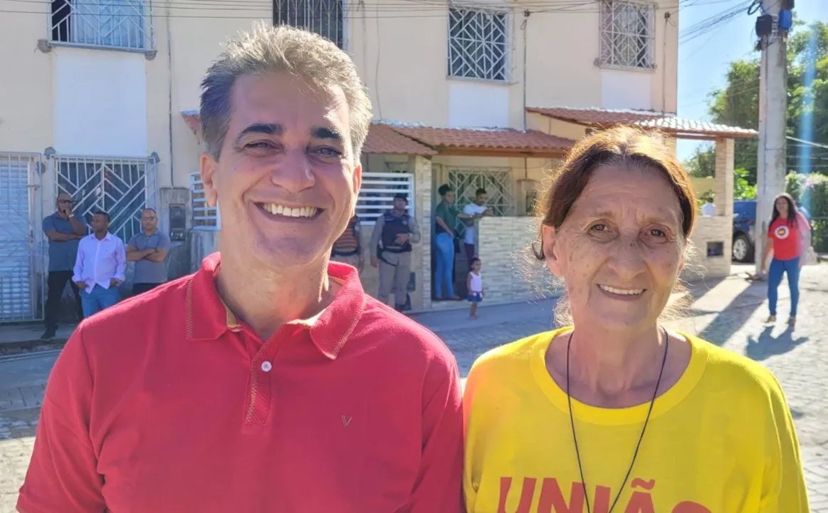 Deputado Robinson Almeida, ao lado da líder comunitária Marli Carrara