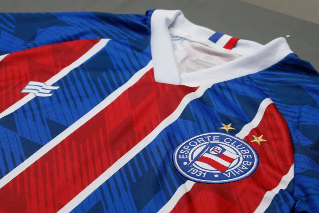 Imagem ilustrativa da imagem Bahia anuncia nova camisa para estreia na Série A; veja imagens