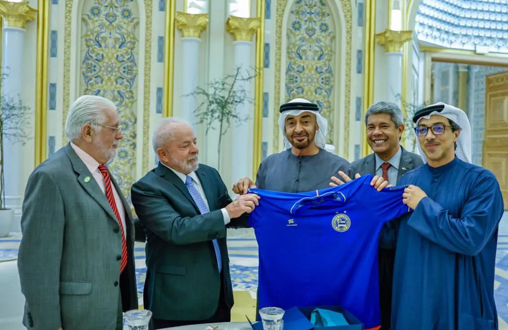 Presente foi dado em visita ao Emirados Árabe Unidos