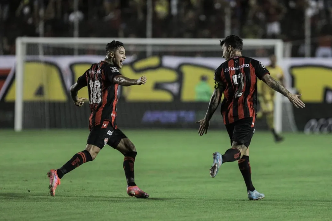 Zeca comemora gol ao lado de Giovanni Augusto