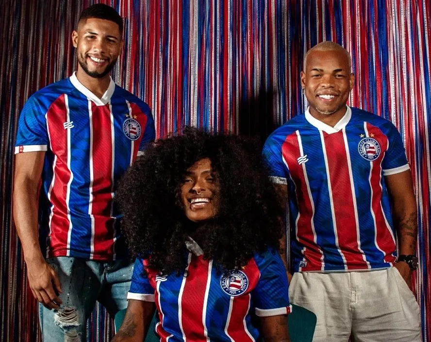 Hebert Conceição, Alanna Sarah e Cristian Bell posam para foto com nova camisa