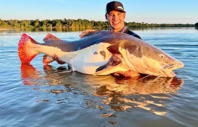 Para ele, não há palavras que descrevam a adrenalina e a emoção de fisgar o peixe de couro, que demorou cerca de três minutos para ser retirado de dentro da água