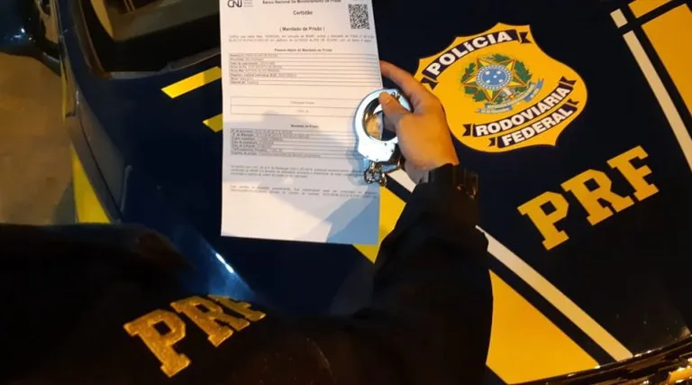 O homem foi detido e conduzido para a delegacia da região