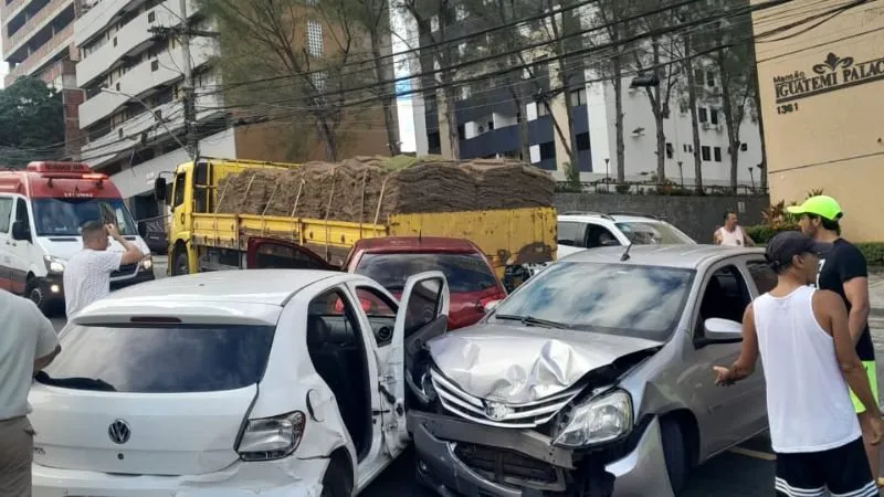 Imagem ilustrativa da imagem Caminhão perde freio e causa acidente com outros cinco carros no Stiep