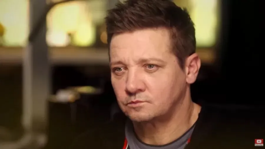 Imagem ilustrativa da imagem Veja vídeo de resgate do ator Jeremy Renner após acidente na neve