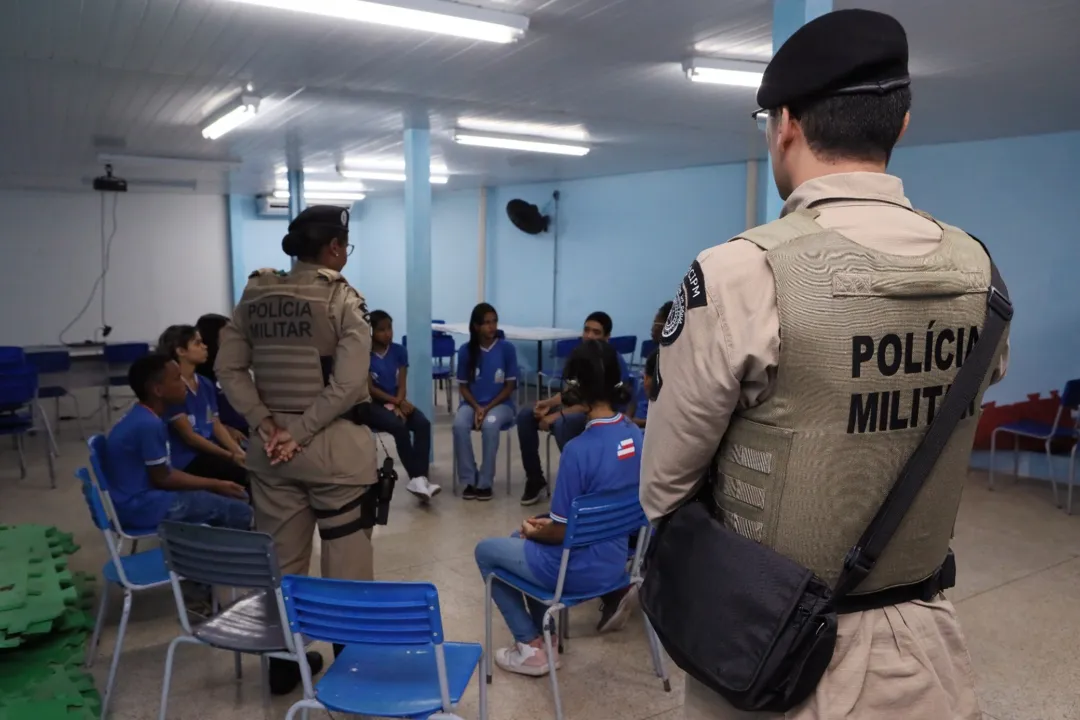 Equipe deu uma palestra a alunos do 9º ano sobre o papel do grupamento