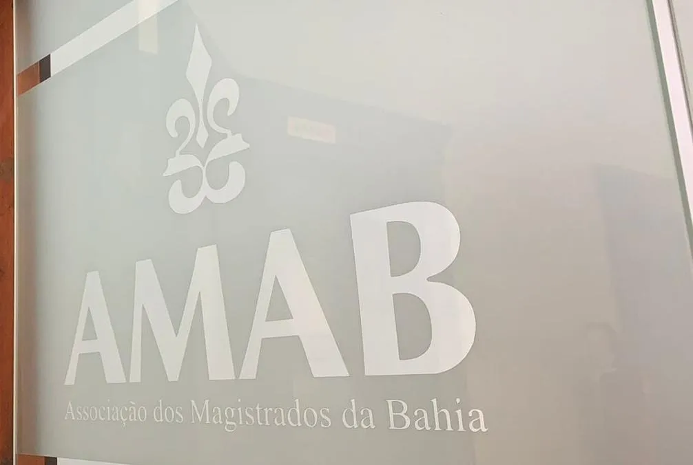 Para a AMAB, há elementos que autorizam as providências requeridas, pois inexiste impedimento material à concessão de Assessorias na Primeira Instância e de devolução dos Assessores a cada qual dos Gabinetes no TJBA