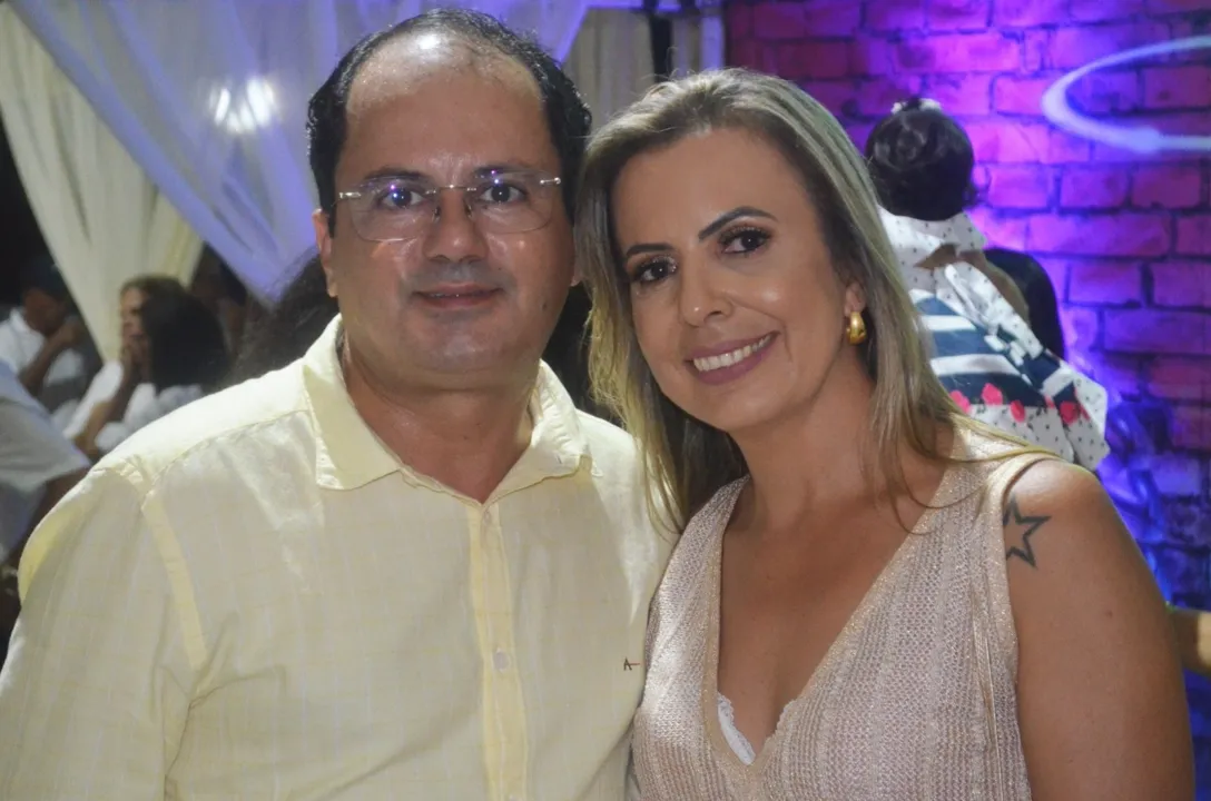 Prefeito de Jussiape, Éder Jakes Souza Aguiar (PSD) e a primeira dama, Hilda Rejane Assunção Ribeiro Aguiar