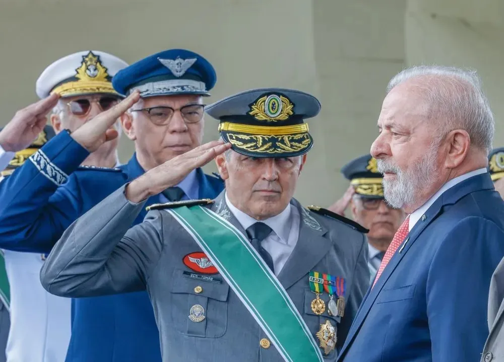 Comandantes das Forças Armadas com o presidente Lula